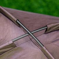 Kaffeefarbenes Outdoor-Haustierbett mit Baldachin.