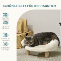 Komfortables cremefarbenes Haustiersofa aus Flanell mit Holzbeinen.
