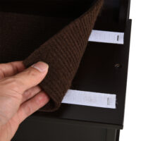 Dunkelbraune Haustiertreppe mit Teppichbezug.