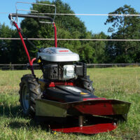 HECHT Benzin Kreiselmäher 5060 mit 60 cm Schnittbreite, 4-Takt-Motor, 2-stufigem Antrieb (2,3 / 3 km/h), Pendelmessern, höhenverstellbarem Lenkholm und robuster Schutzverkleidung – ideal für hohes Gras, Wiesen und unwegsames Gelände.