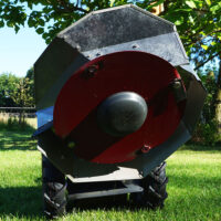 HECHT Benzin Kreiselmäher 5060 mit 60 cm Schnittbreite, 4-Takt-Motor, 2-stufigem Antrieb (2,3 / 3 km/h), Pendelmessern, höhenverstellbarem Lenkholm und robuster Schutzverkleidung – ideal für hohes Gras, Wiesen und unwegsames Gelände.