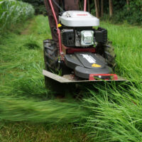 HECHT Benzin Kreiselmäher 5060 mit 60 cm Schnittbreite, 4-Takt-Motor, 2-stufigem Antrieb (2,3 / 3 km/h), Pendelmessern, höhenverstellbarem Lenkholm und robuster Schutzverkleidung – ideal für hohes Gras, Wiesen und unwegsames Gelände.