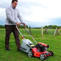 HECHT Benzin Rasenmäher 541 SW mit 4-Takt-Motor, 40 cm Schnittbreite, Radantrieb, 40-Liter-Fangkorb und 7-facher Höhenverstellung – kraftvoll, komfortabel und ideal für Rasenflächen bis 700 m².