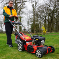 HECHT Benzin Rasenmäher 547 SWE mit 150 cm³ 4-Takt Eco-Motor, 46 cm Schnittbreite, Elektrostart, 5-in-1 Funktion, 55-Liter-Fangkorb, Radantrieb und 7-facher Höhenverstellung – ideal für komfortables Mähen großer Flächen bis 1200 m².