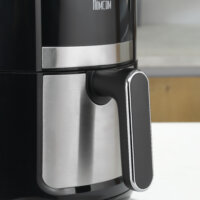 Eine schwarze Heissluftfritteuse und Airfryer mit 4 Litern Fassungsvermögen, 12 Programmen und LED-Touch-Display.