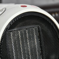 Ein kompakter Heizlüfter und Heizgerät in Weiss-Schwarz mit 1500W Leistung.