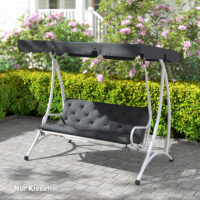 Dunkelgraue Hollywoodschaukel mit bequemen Kissen.