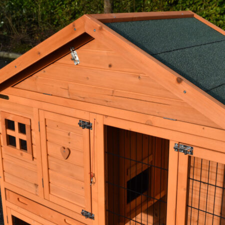 Seitenansicht des Hühnerstalls Holiday Small mit Tür und Fensterelement – funktionales und ansprechendes Design.