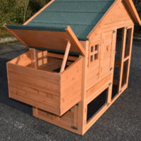 Geöffneter Nistkasten mit aufklappbarem Dach am Hühnerstall Holiday Small – ideal für die Eierentnahme.