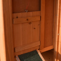 Innenansicht mit verschließbarer Tür und Zugseil im Hühnerstall Holiday Small zur sicheren Trennung der Bereiche.