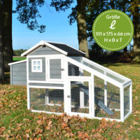 Großer Hühnerstall mit Nistkästen und Auslaufbereich für mehrere Hühner.