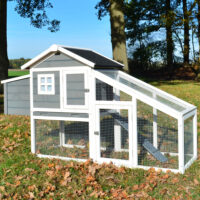 Großer Hühnerstall mit Nistkästen und Auslaufbereich für mehrere Hühner.