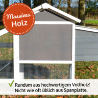 Großer Hühnerstall mit Nistkästen und Auslaufbereich für mehrere Hühner.