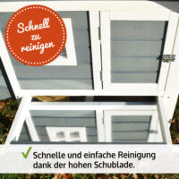 Großer Hühnerstall mit Nistkästen und Auslaufbereich für mehrere Hühner.