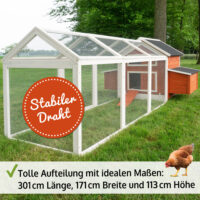 Großer roter Hühnerstall mit großzügigem Auslaufbereich.