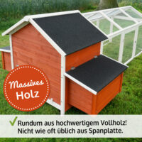 Großer roter Hühnerstall mit großzügigem Auslaufbereich.