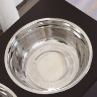 Espressofarbener Hunde-Fressnapf mit Stauraum und 2 Edelstahlnäpfen.