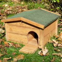 Igelhaus Waldhütte aus Holz mit Labyrintheingang und Rampe.