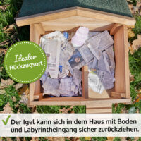 Igelhaus Waldhütte aus Holz mit Labyrintheingang und Rampe.