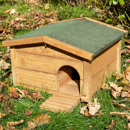 Igelhaus Waldhütte aus Holz mit Labyrintheingang und Rampe.