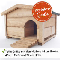 Igelhaus Waldhütte aus Holz mit Labyrintheingang und Rampe.