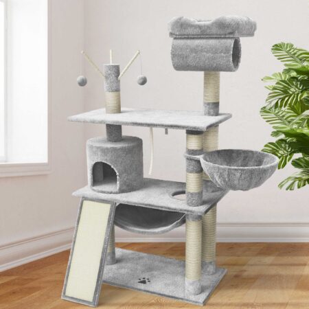 Komfortabler Katzenbaum Emelly in Hellgrau mit mehreren Ebenen.