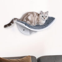 Weiss-graues Katzenbett zur Wandmontage mit flauschiger Plüschauflage, ein stilvoller und komfortabler Ruheplatz.