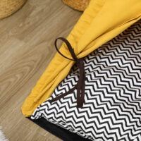 Gelbes Katzenhaus im Tipi-Zelt-Design, rutschfest, mit Kissen und Spielball, bietet einen gemütlichen und verspielten Rückzugsort.