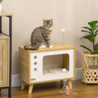 Beiges Katzenhaus im TV-Design mit Spielball und Kissen, ein origineller und gemütlicher Rückzugsort für Katzen.