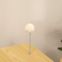 Beiges Katzenhaus im TV-Design mit Spielball und Kissen, ein origineller und gemütlicher Rückzugsort für Katzen.