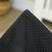 Graue Katzenhöhle in Hausform mit bequemem Kissen und zwei Türen, bietet einen gemütlichen Rückzugsort für Katzen.