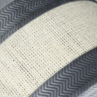 Graue Katzenhöhle mit integriertem Kratzbrett, bietet Rückzugsort und Möglichkeit zum Krallenwetzen.