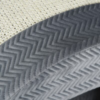 Graue Katzenhöhle mit integriertem Kratzbrett, bietet Rückzugsort und Möglichkeit zum Krallenwetzen.