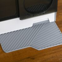 Weiss-graues Katzenklo mit Bodenwanne, Filter und Schaufel, für eine saubere und geruchsfreie Katzentoilette.