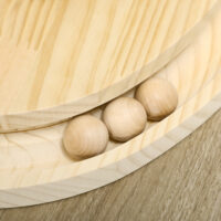 Naturfarbenes 2-in-1 Katzenspielzeug mit Kratzbrett und Kugelbahn.