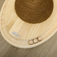 Naturfarbenes 2-in-1 Katzenspielzeug mit Kratzbrett und Kugelbahn.