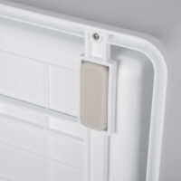 Graue Katzentoilette mit Deckel, praktisch und hygienisch, hält Gerüche im Zaum.