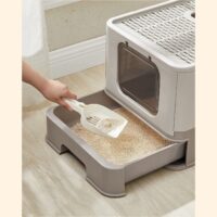 Graue geschlossene Katzentoilette, verhindert Geruchsbildung.