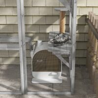 Weisse Katzentoilette mit Haube und integrierter Matte, für Katzen bis 5kg, sorgt für Sauberkeit und Komfort.