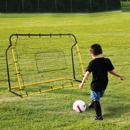 Vielseitiger Kickback Fussball Rebounder und Tor, dient als effektive Rückprallwand für intensives Fussballtraining.