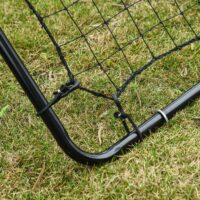 Schwarzer robuster Kickback Rebounder aus Stahl, der auch als Tor dient, 75x126cm gross, ideal für effektives Balltraining.