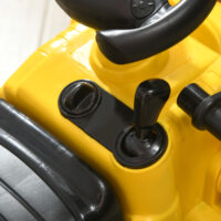 Gelber Kinderbagger als Rutschauto mit funktionsfähiger Hupe und praktischem Ablagefach unter dem Sitz. Das Fahrzeug fördert die Motorik und bietet stundenlangen Spielspass für kleine Baumeister.