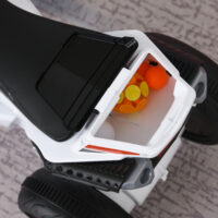 Weisses Kindermotorrad als Rutscherfahrzeug mit Musikfunktion, speziell für Kleinkinder. Es fördert Gleichgewicht und Koordination beim Spielen.