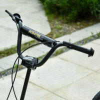 Schwarzer 12 Zoll Kinderroller, höhenverstellbar für wachsende Kinder, perfekt für den Übergang zum Fahrrad.