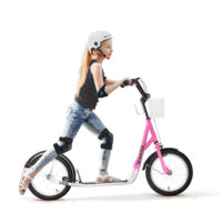 Rosa Kinderroller mit Bremse, höhenverstellbar für kleine Fahrerinnen.
