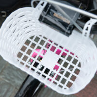 Rosa Kinderroller mit Bremse, höhenverstellbar für kleine Fahrerinnen.