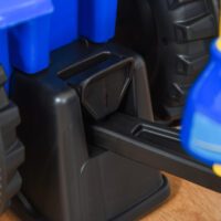 Blaues Kinderrutschauto mit Hupe, ein einfaches und spassiges Kinderfahrzeug für die ersten Fahrversuche.