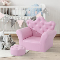 Rosa Kindersessel im Softsofa-Design mit passendem Hocker, ideal für Mädchen ab 3 Jahren. Dieser gemütliche Sessel bietet eine weiche Sitzfläche und ist perfekt zum Entspannen und Spielen im Kinderzimmer.