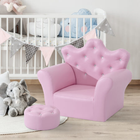 Rosa Kindersessel im Softsofa-Design mit passendem Hocker, ideal für Mädchen ab 3 Jahren. Dieser gemütliche Sessel bietet eine weiche Sitzfläche und ist perfekt zum Entspannen und Spielen im Kinderzimmer.
