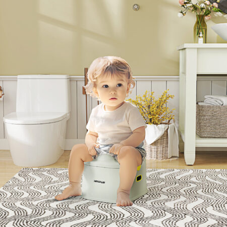 Graues Kindertöpfchen 3-in-1 Design mit praktischen Griffen und abnehmbarem Einsatz für einfache Reinigung.